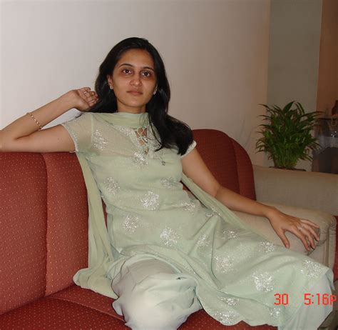 Hotdesi2 .